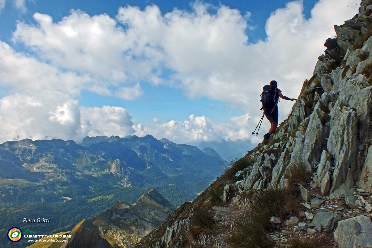 33 in traverso sottocresta verso la cima....JPG